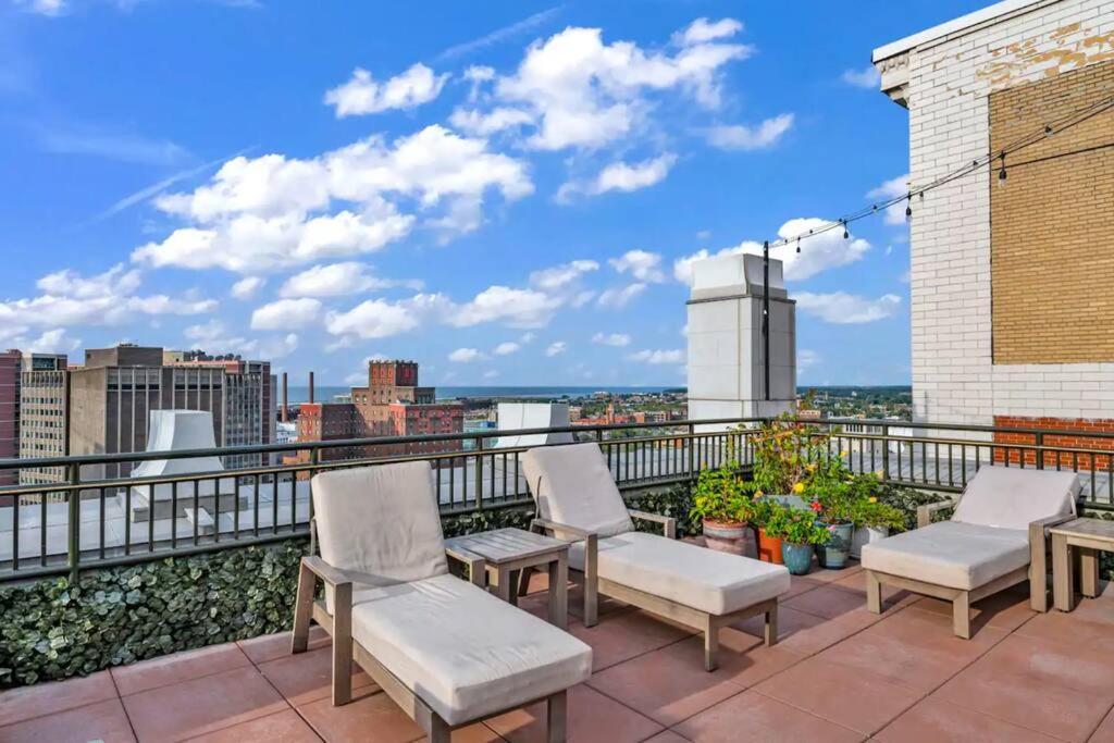 Heart Of Dt With Corner View And With Free Pool & Steam 307 Apartment Cleveland Exterior photo