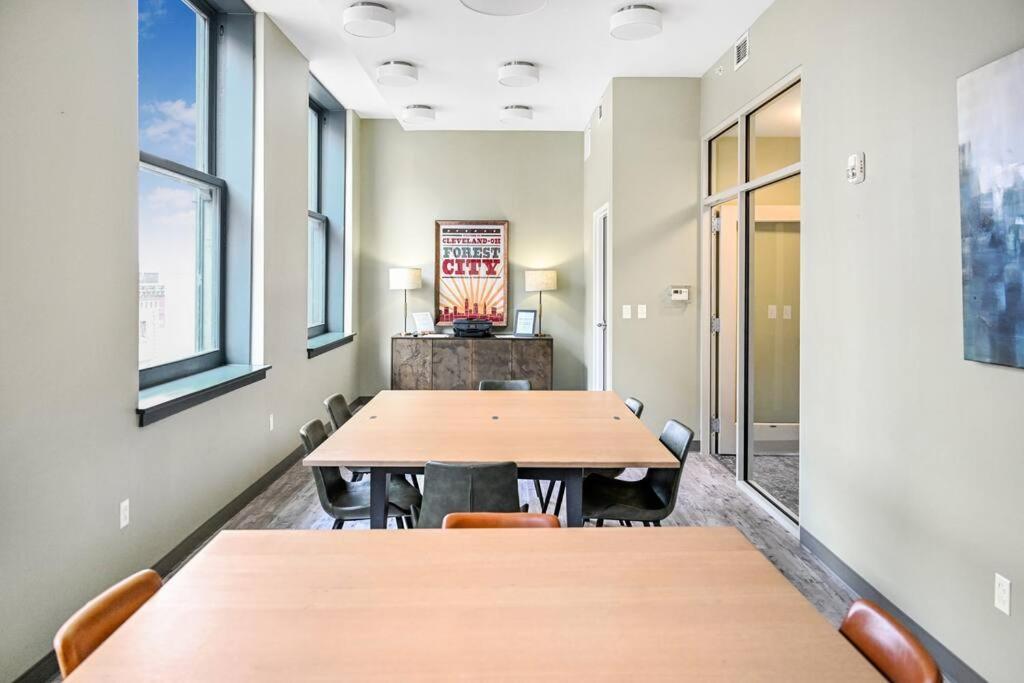 Heart Of Dt With Corner View And With Free Pool & Steam 307 Apartment Cleveland Exterior photo