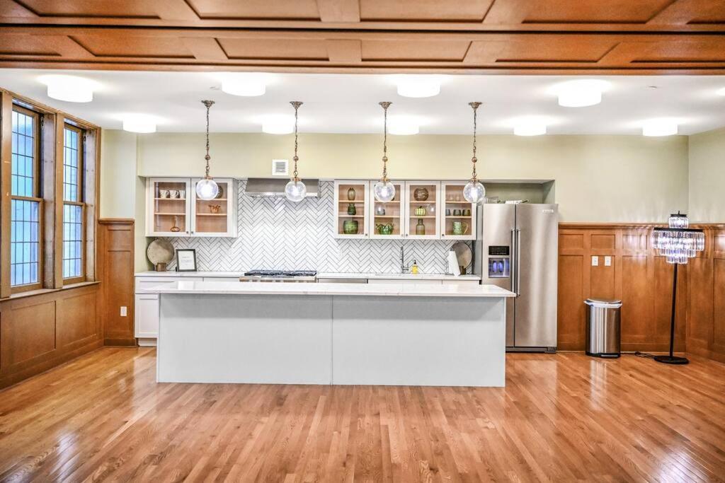 Heart Of Dt With Corner View And With Free Pool & Steam 307 Apartment Cleveland Exterior photo