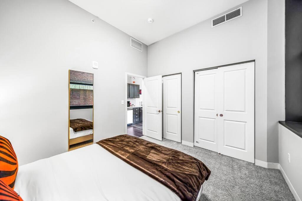 Heart Of Dt With Corner View And With Free Pool & Steam 307 Apartment Cleveland Exterior photo