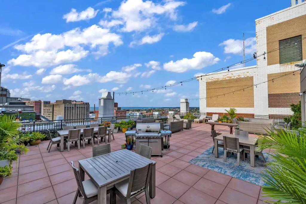 Heart Of Dt With Corner View And With Free Pool & Steam 307 Apartment Cleveland Exterior photo
