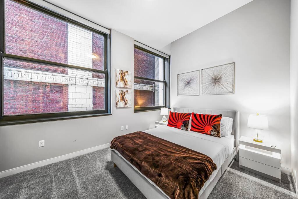 Heart Of Dt With Corner View And With Free Pool & Steam 307 Apartment Cleveland Exterior photo