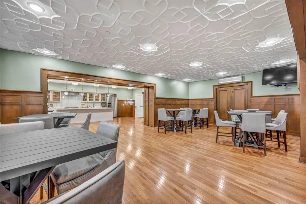 Heart Of Dt With Corner View And With Free Pool & Steam 307 Apartment Cleveland Exterior photo